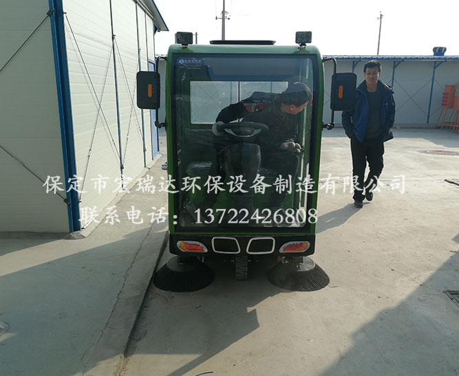 宏瑞达1660全封闭驾驶式扫地车—中国中冶亦庄项目案例