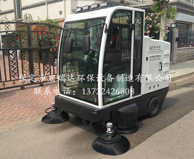 电动驾驶式扫地车宏瑞达2100双风机—北京丽斯花园别墅区使用案例