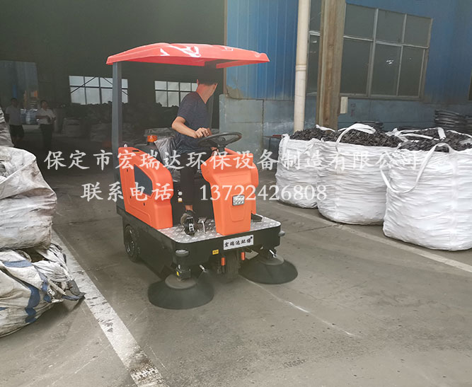 江苏常州零件厂使用保定宏瑞达驾驶式扫地车1450使用案例