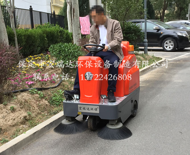宏瑞达小型物业扫地车在北京汤山庭院别墅区闪亮登场