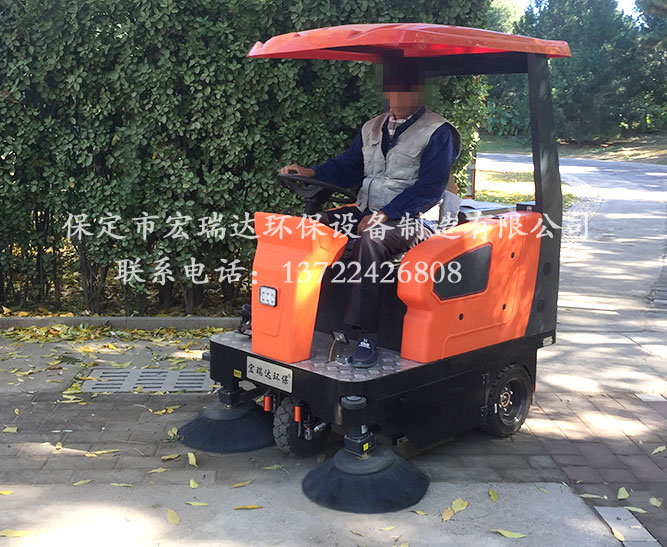 郑州人民公园使用保定宏瑞达电动扫地车1450案例
