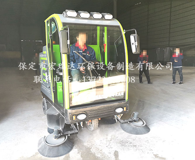 内蒙古乌海砂石厂使用保定宏瑞达电动扫地车案例