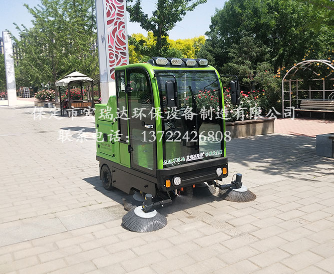 保定宏瑞达2000S电动扫地车在江苏苏州旅游景区上岗