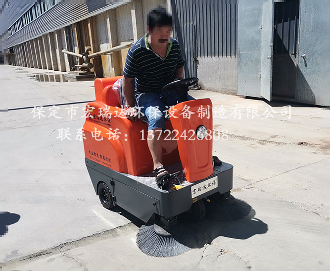 安徽合肥棉纺厂使用保定宏瑞达1250驾驶式扫地车案例