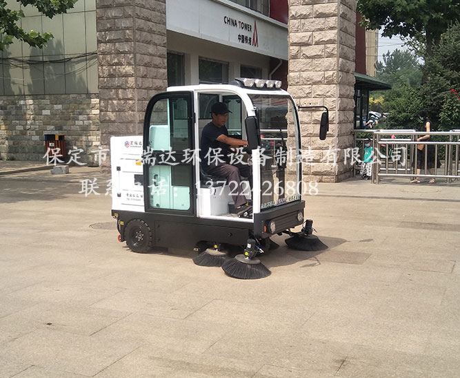 河南洛阳公园使用保定宏瑞达2000S电动扫地车进行清洁工作