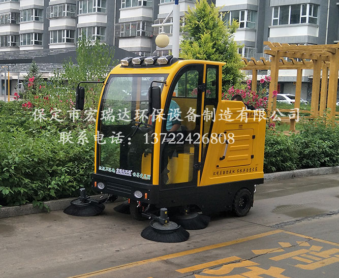 陕西咸阳三原县小区使用保定宏瑞达2150物业扫地车进行小区清扫