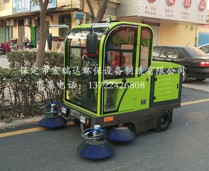 张家口广厦社区使用保定宏瑞达1900 电动扫地车进行社区地面清洁