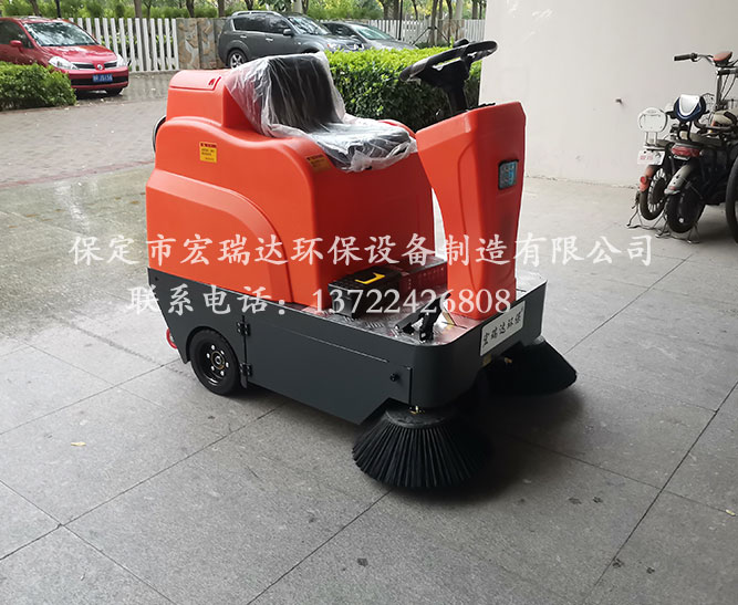  保定宏瑞达电动清扫车在山西阳泉市小区上岗
