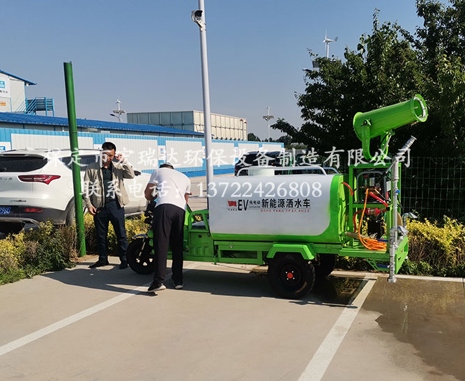 保定宏瑞达电动雾炮洒水车在秦皇岛景区建设工地上岗