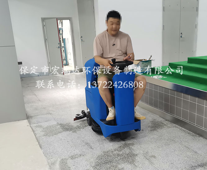 保定宏瑞达驾驶式洗地机在天津菜市场上岗
