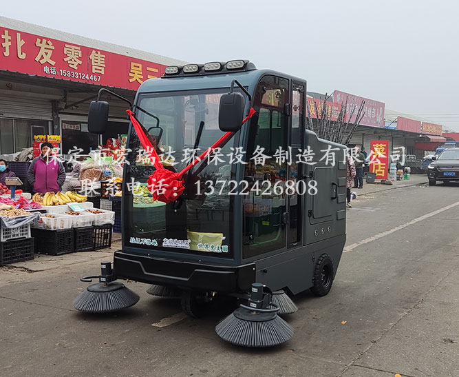 保定宏瑞达驾驶式扫地车在高阳县菜市场上岗