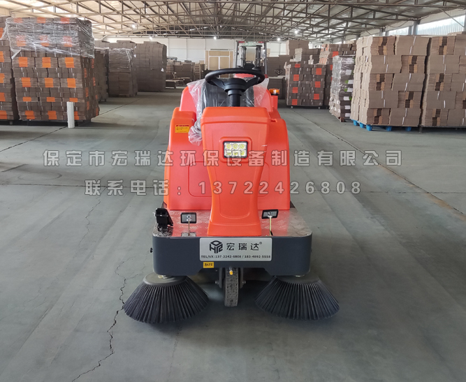 保定宏瑞达驾驶式扫地车在北京昌平小区上岗