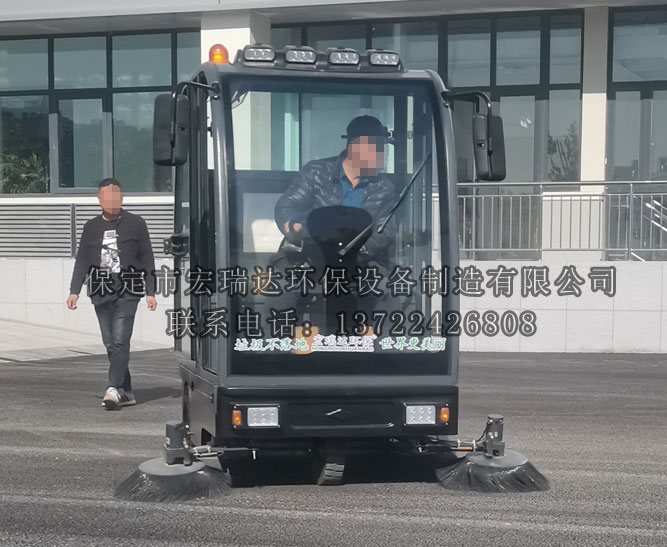 商用驾驶工厂物业扫地机：现代化清洁工作的利器