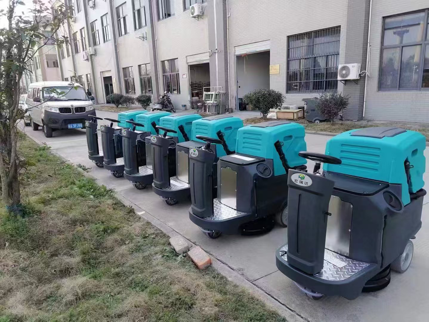 郑州物业焕新！宏瑞达驾驶式洗地机批量交付，开启高效清洁新篇