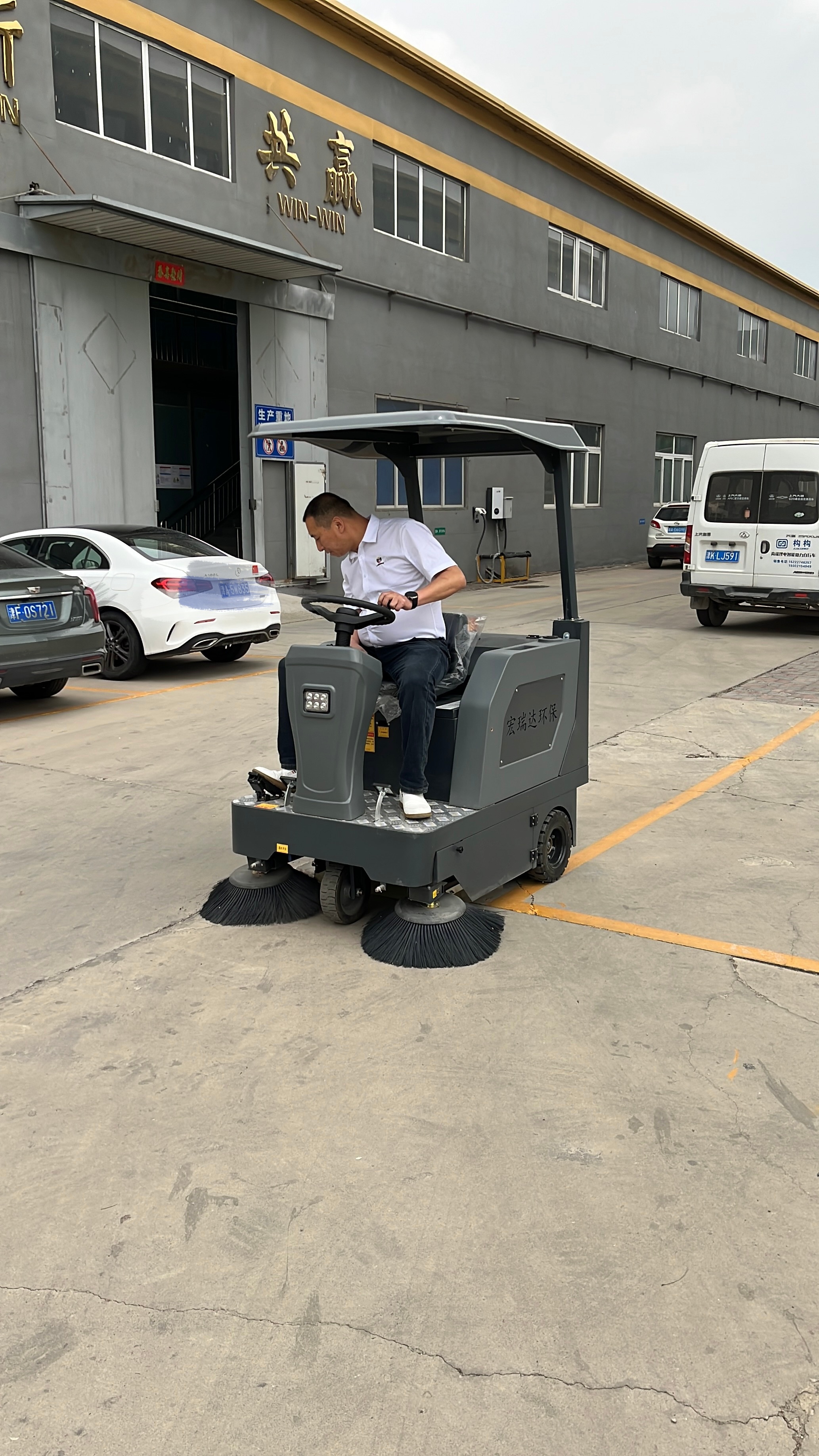 赋能洁净生产！宏瑞达 1450 工业扫地机交付湖北孝感卫生纸厂家