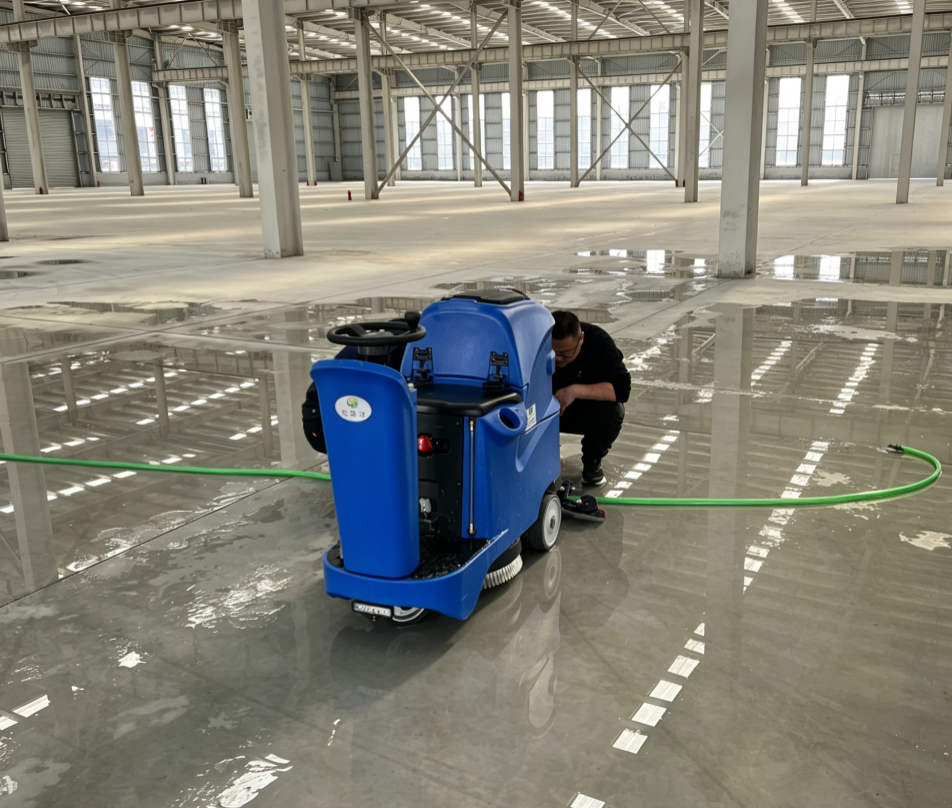 武汉物流仓储中心使用宏瑞达驾驶式工业洗地机备受好评